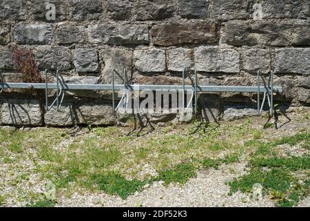 , - Jan 01, 1970: Un primo piano di posti auto per biciclette su un muro di mattoni Foto Stock