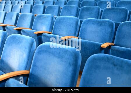 Vista dei posti blu nel teatro Foto Stock