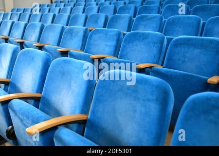 Fila di posti blu nel teatro Foto Stock