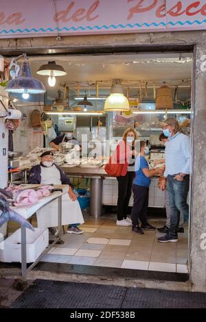 Ortigia a Siracusa Sicilia Italia 2020 ottobre al mattino. Viaggi Fotografia da Siracusa, Italia sull'isola di Sicilia. Cattedrale Plaza e mercato con persone che indossano la protezione del viso durante il 19 pandemico covid 2020 corona virus Foto Stock