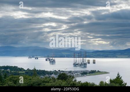 Piattaforme di perforazione petrolifera ormeggiate a Cromarty Firth, Scozia Foto Stock