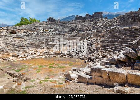 Rovine dell'antica città licana di Tlos, provincia di Antalya, Turchia. Il teatro risale all'epoca romana. Questa foto mostra ciò che un'antica rovina c Foto Stock