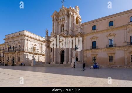 Ortigia a Siracusa Sicilia Italia 2020 ottobre al mattino. Viaggi Fotografia da Siracusa, Italia sull'isola di Sicilia. Cattedrale Plaza e mercato con persone che indossano la protezione del viso durante il 19 pandemico covid 2020 corona virus Foto Stock