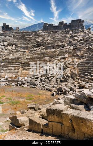 Rovine dell'antica città licana di Tlos, provincia di Antalya, Turchia. Il teatro risale all'epoca romana. Questa foto mostra ciò che un'antica rovina c Foto Stock