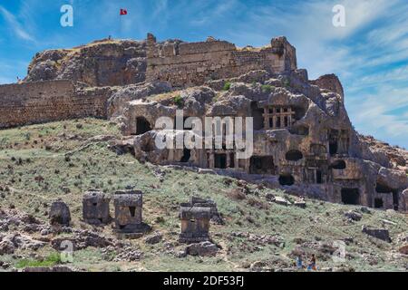 L'Acropoli dell'antica città licana di Tlos, provincia di Antalya, Turchia con tombe rupestri in basso. Foto Stock