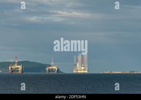 Piattaforme di perforazione petrolifera ormeggiate a Cromarty Firth, Scozia Foto Stock