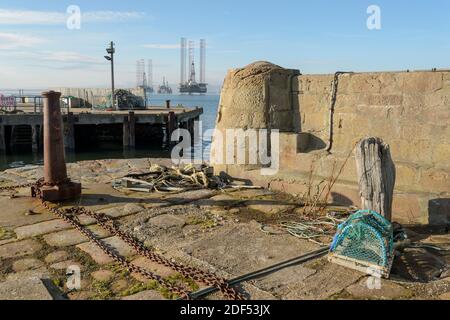 Piattaforme di perforazione petrolifera ormeggiate a Cromarty Firth, Scozia Foto Stock