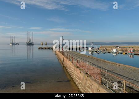 Piattaforme di perforazione petrolifera ormeggiate a Cromarty Firth, Scozia Foto Stock