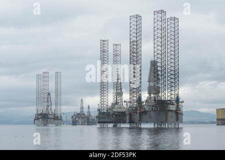 Piattaforme di perforazione petrolifera ormeggiate a Cromarty Firth, Scozia Foto Stock