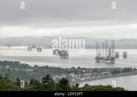 Piattaforme di perforazione petrolifera ormeggiate a Cromarty Firth, Scozia Foto Stock