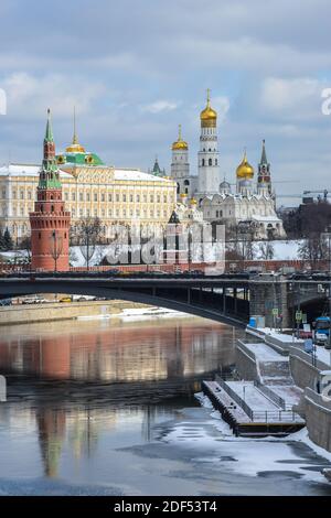 Il Cremlino di Mosca e l'argine. Centro della Russia capita in inverno. Foto Stock