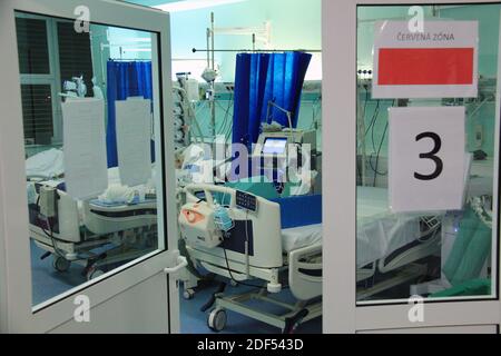 Ospedale universitario Kralovske Vinohrady, Praga. 2 dicembre 2020. La Czechia ha visto 4,563 nuovi casi COVID mercoledì 2 dicembre 2020, circa 400 in meno rispetto all'ultimo mercoledì, l'indice di rischio di infezione è stato di 57 su scala 0-100 per 11 giorni. Dipartimento di anestesiologia e rianimazione per pazienti con malattia COVID-19 presso l'Ospedale Universitario Kralovske Vinohrady, Praga, Repubblica Ceca, 2 dicembre 2020. Credit: Martin Weiser/CTK Photo/Alamy Live News Foto Stock