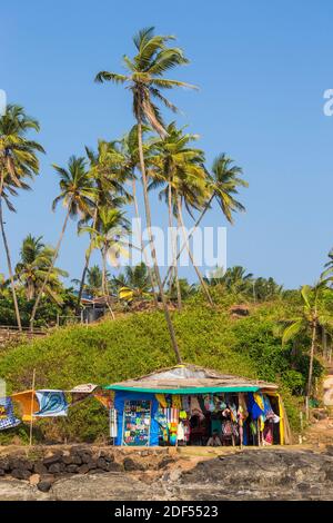 India, Goa, negozio di abiti sulla spiaggia di Ozran conosciuta come Little Vagator Beach Foto Stock