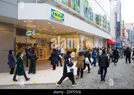 La gente passa davanti al negozio Ikea di recente apertura nel quartiere Shibuya, Tokyo. Foto Stock