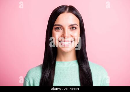 Ritratto fotografico di giovane donna allegra che indossa felpa in teal isolato su sfondo di colore rosa pastello Foto Stock