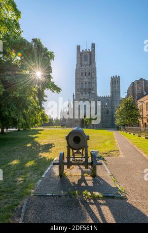 Regno Unito, Inghilterra, Cambridgeshire, Ely, Palace Green, Ely Cathedral, il Russian Cannon War Memorial Foto Stock