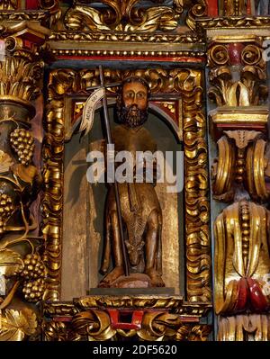 Spagna, Galizia, Provincia di la Coruña, San Andres de Teixido (Santo Andre de Teixido). Santuario. Pala d'altare barocca, XVIII secolo, sull'altare maggiore, di Miguel Lopez de la Peña. Immagine di San Giovanni Battista. Foto Stock