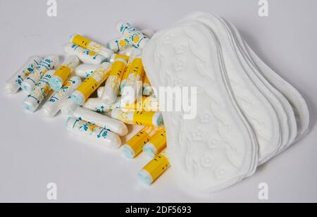 Berlino, Germania. 27 Nov 2020. I tamponi di cotone biologico della marca  Rossmann 'facelle' sono posti su un tavolo accanto all'imballaggio. Credit:  Annette Riedl/dpa/Alamy Live News Foto stock - Alamy