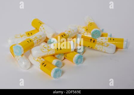 Berlino, Germania. 27 Nov 2020. I tamponi della marca di Rossmann 'facelle' di  cotone biologico sono stesi su un tavolo. Credit: Annette Riedl/dpa/Alamy  Live News Foto stock - Alamy