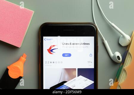 New York, USA - 1 dicembre 2020: Icona dell'app mobile China Eastern Airlines sulla vista superiore dello schermo del telefono, editoriale illustrativo. Foto Stock