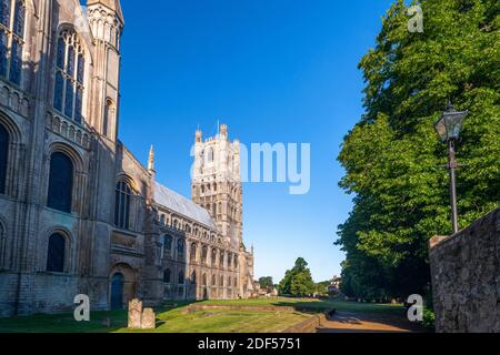 Regno Unito, Inghilterra, Cambridgeshire, Ely, Ely Cattedrale dal grave Yard Foto Stock