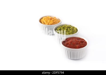 Salse messicane tradizionali. Guacamole, salsa al peperoncino e salsa al formaggio isolati su fondo bianco Foto Stock