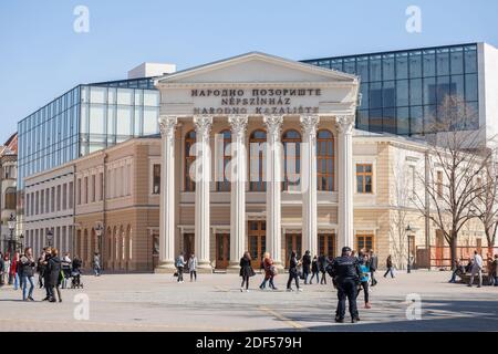 SUBOTICA, SERBIA - 29 MARZO 2019: Facciata del Teatro Nazionale di Subotica, con menzione Teatro Nazionale tradotto in serbo, Croato e Hungari Foto Stock