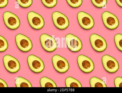 modello di avocado su sfondo rosa Foto Stock