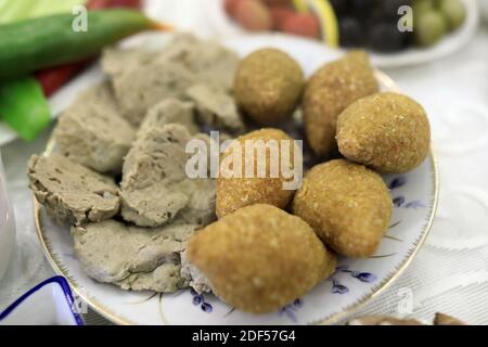 Piatto con kofta armena fatta in casa sul tavolo Foto Stock