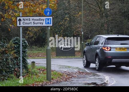 Walton-on-the-Hill, Surrey, Regno Unito. 3 dicembre 2020. La sede centrale di Pfizer UK come vaccino Covid-19 è la prima al mondo a ricevere l'approvazione normativa e le prime scorte arrivano dal Belgio. Il personale del cancello ha detto che gli uffici sono attualmente vuoti con il personale che lavora da casa a causa del virus. Credit: Andrew Stehrenberger / Alamy Live News Foto Stock