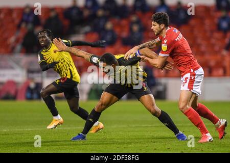 NOTTINGHAM, INGHILTERRA. 2 DICEMBRE Troy Deeney of Watford combatte con Tobias Figueiredo di Nottingham Forest durante la partita del campionato Sky Bet tra Nottingham Forest e Watford al City Ground, Nottingham mercoledì 2 dicembre 2020. (Credit: Jon Hobley | MI News) Credit: MI News & Sport /Alamy Live News Foto Stock