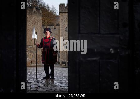 Incoming Yeoman Jailer Rob Fuller detiene la torre cerimoniale Ax, dopo essere stato nominato l'antico titolo presso il Palazzo reale di sua Maestà e la Fortezza della Torre di Londra. Il ruolo di Jailer è stato creato nel 16 ° secolo e tradizionalmente preso in carico dei prigionieri alla Torre - ma oggi il titolare del posto gestisce il corpo di Yeoman Warders e prende parte alla famosa cerimonia delle chiavi. Foto Stock