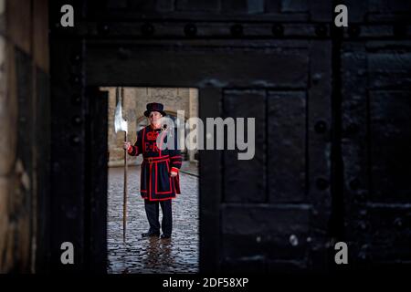 Incoming Yeoman Jailer Rob Fuller detiene la torre cerimoniale Ax, dopo essere stato nominato l'antico titolo presso il Palazzo reale di sua Maestà e la Fortezza della Torre di Londra. Il ruolo di Jailer è stato creato nel 16 ° secolo e tradizionalmente preso in carico dei prigionieri alla Torre - ma oggi il titolare del posto gestisce il corpo di Yeoman Warders e prende parte alla famosa cerimonia delle chiavi. Foto Stock