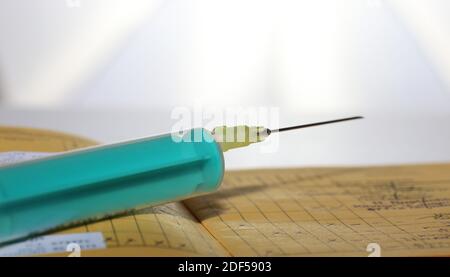 Immagine simbolo vaccino con scheda di vaccinazione e siringa Foto Stock