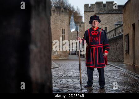 Incoming Yeoman Jailer Rob Fuller detiene la torre cerimoniale Ax, dopo essere stato nominato l'antico titolo presso il Palazzo reale di sua Maestà e la Fortezza della Torre di Londra. Il ruolo di Jailer è stato creato nel 16 ° secolo e tradizionalmente preso in carico dei prigionieri alla Torre - ma oggi il titolare del posto gestisce il corpo di Yeoman Warders e prende parte alla famosa cerimonia delle chiavi. Foto Stock