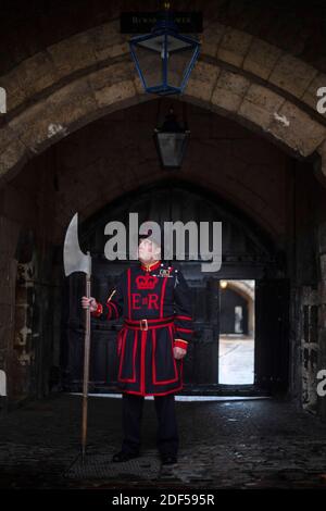 Incoming Yeoman Jailer Rob Fuller detiene la torre cerimoniale Ax, dopo essere stato nominato l'antico titolo presso il Palazzo reale di sua Maestà e la Fortezza della Torre di Londra. Il ruolo di Jailer è stato creato nel 16 ° secolo e tradizionalmente preso in carico dei prigionieri alla Torre - ma oggi il titolare del posto gestisce il corpo di Yeoman Warders e prende parte alla famosa cerimonia delle chiavi. Foto Stock