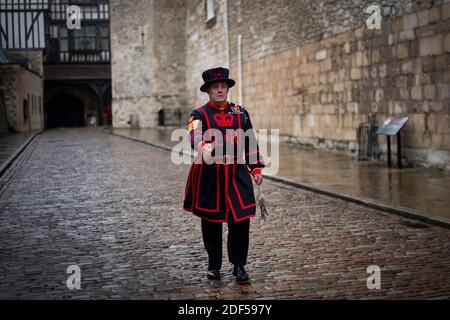 Incoming Yeoman Jailer Rob Fuller prende parte alla cerimonia delle chiavi dopo essere stato nominato l'antico titolo presso il Palazzo reale di sua Maestà e la Fortezza della Torre di Londra. Il ruolo di Jailer è stato creato nel 16 ° secolo e tradizionalmente preso in carico dei prigionieri alla Torre - ma oggi il titolare del posto gestisce il corpo di Yeoman Warders e prende parte alla famosa cerimonia delle chiavi. Foto Stock