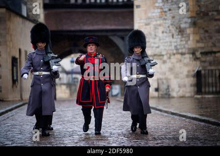 Incoming Yeoman Jailer Rob Fuller prende parte alla cerimonia delle chiavi dopo essere stato nominato l'antico titolo presso il Palazzo reale di sua Maestà e la Fortezza della Torre di Londra. Il ruolo di Jailer è stato creato nel 16 ° secolo e tradizionalmente preso in carico dei prigionieri alla Torre - ma oggi il titolare del posto gestisce il corpo di Yeoman Warders e prende parte alla famosa cerimonia delle chiavi. Foto Stock