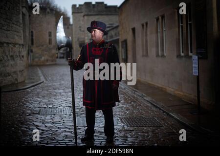 Incoming Yeoman Jailer Rob Fuller detiene la torre cerimoniale Ax, dopo essere stato nominato l'antico titolo presso il Palazzo reale di sua Maestà e la Fortezza della Torre di Londra. Il ruolo di Jailer è stato creato nel 16 ° secolo e tradizionalmente preso in carico dei prigionieri alla Torre - ma oggi il titolare del posto gestisce il corpo di Yeoman Warders e prende parte alla famosa cerimonia delle chiavi. Foto Stock