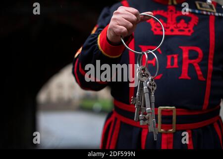 Incoming Yeoman Jailer Rob Fuller tiene le chiavi cerimoniali dopo essere stato nominato l'antico titolo presso il Palazzo reale di sua Maestà e la Fortezza della Torre di Londra. Il ruolo di Jailer è stato creato nel 16 ° secolo e tradizionalmente preso in carico dei prigionieri alla Torre - ma oggi il titolare del posto gestisce il corpo di Yeoman Warders e prende parte alla famosa cerimonia delle chiavi. Foto Stock