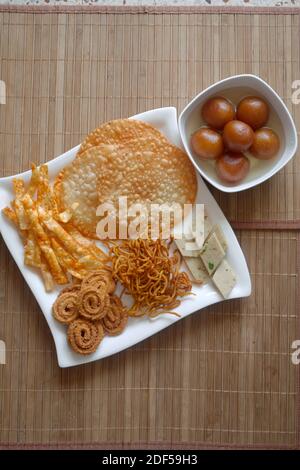 ANCORA VITA DI DOLCI E SALATI MANGIATI DURANTE IL FESTIVAL DI DIWALI IN INDIA Foto Stock