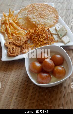 ANCORA VITA DI DOLCI E SALATI MANGIATI DURANTE IL FESTIVAL DI DIWALI IN INDIA Foto Stock