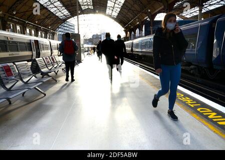 Londra, Inghilterra, Regno Unito. Passeggeri in treno nella stazione Victoria Foto Stock