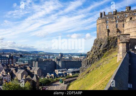 Vista della città vecchia dal castello di Edimburgo in scozia edimburgo castello scozzese edimburgo Centro storico Edimburgo Midlothian Scotland UK GB Europa Foto Stock