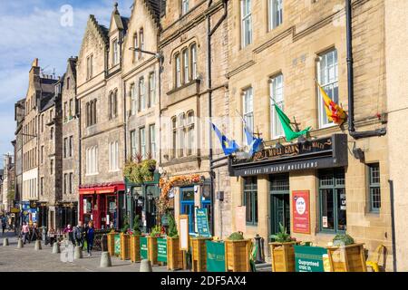 Pub, bar, caffè, ristoranti e Alba bistrot sulla Grassmarket Edinburgh Old Town, Edimburgo, Scozia, Edimburgo Midlothian Scotland UK GB Europe Foto Stock