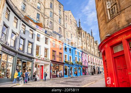 Negozi e negozi in Victoria Street e West Bow Old Town, Edimburgo Midlothian Scotland UK GB Europe Foto Stock