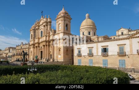 Sicilia Italia, vista sul centro storico di noto e sulla Cattedrale di noto, Sicilia, Italia. Belle e tipiche strade e scale nella cittadina barocca di noto in provincia di Siracusa in Sicilia Foto Stock