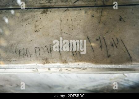 Istanbul / Turchia, settembre 03 2019: Iscrizione vichinga su un marmo all'interno del museo Hagia Sophia. Traduzione: 'Harvald era qui' Foto Stock