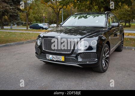 BERLINO, GERMANIA - OTTOBRE 2020: Bentley Bentayga Hybrid SUV auto di lusso tre quarta vista anteriore sinistra all'aperto parcheggiata sulle strade di Berlino in autunno. Foto Stock