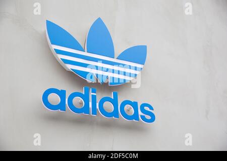 Tokyo, Giappone. 3 dicembre 2020. Logo Adidas visto in Omotesando. Credit: Stanislav Kogiku/SOPA Images/ZUMA Wire/Alamy Live News Foto Stock